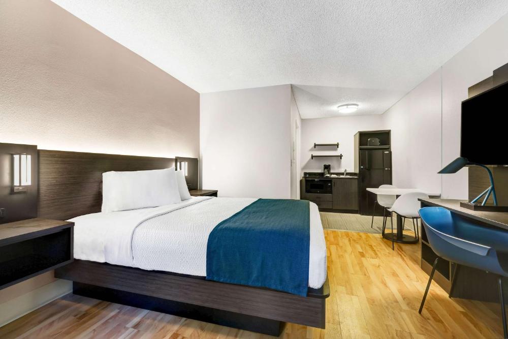 Queen Room - Non-Smoking interior
